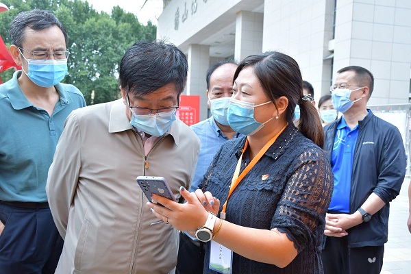 校长吴普特听取永利官网迎新图片直播情况汇报.jpg